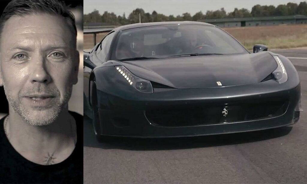 En man står bredvid en Ferrari. (AI text)