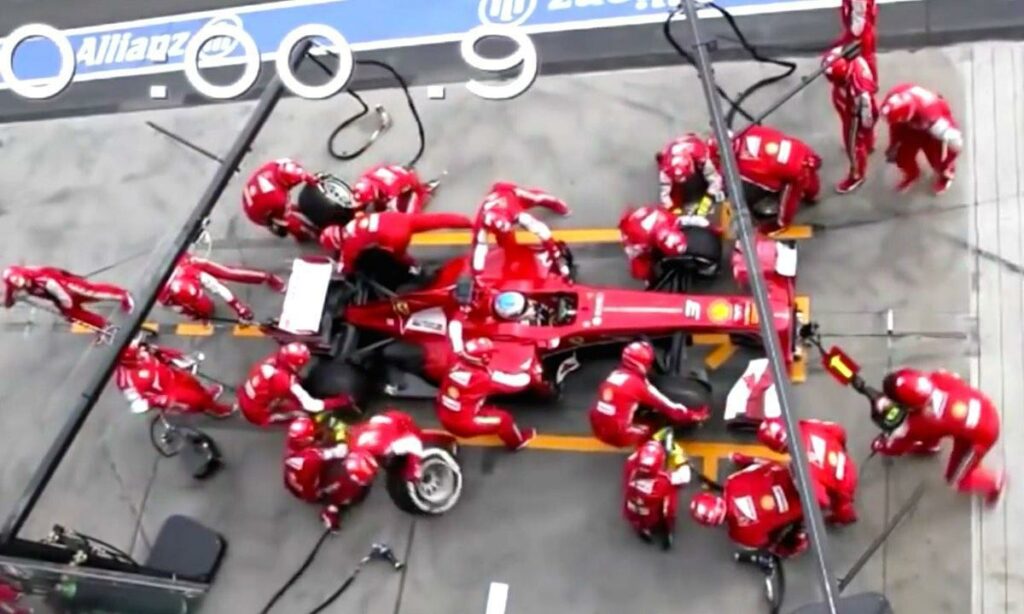 En Ferrari-stall arbetar med att utveckla en bil. (AI text)