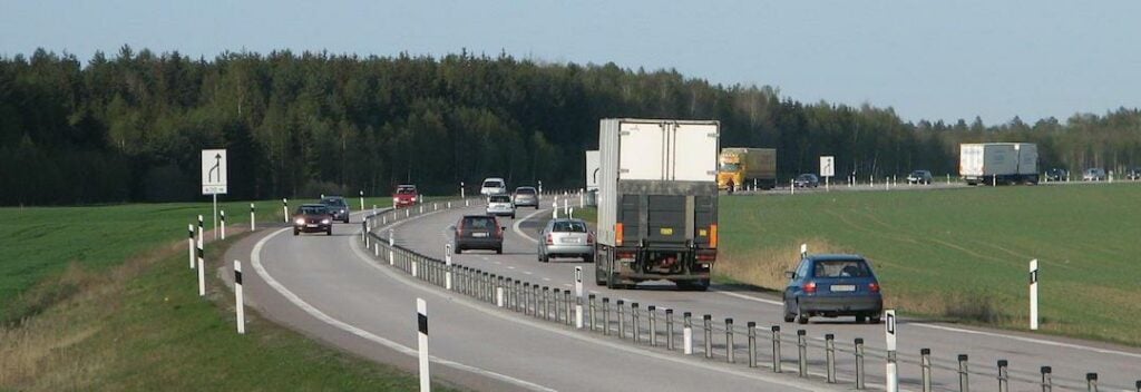 Bilden visar E20 väster om Skara, en typisk 2+1-väg med vajerräcke i mitten som förhindrar mötesolyckor. Foto: Joel Torsson.