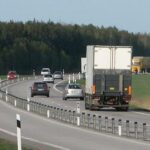 Bilden visar E20 väster om Skara, en typisk 2+1-väg med vajerräcke i mitten som förhindrar mötesolyckor. Foto: Joel Torsson.