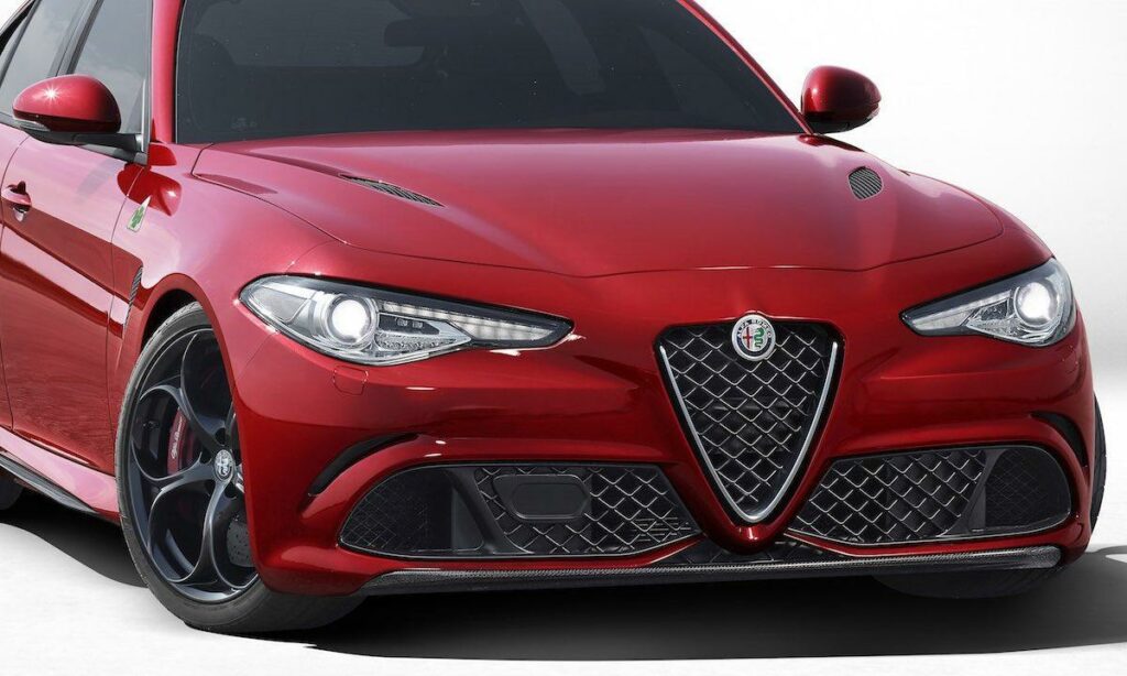 Den nya Alfa Romeo Giuseppe GT är en röd bil. (AI text)