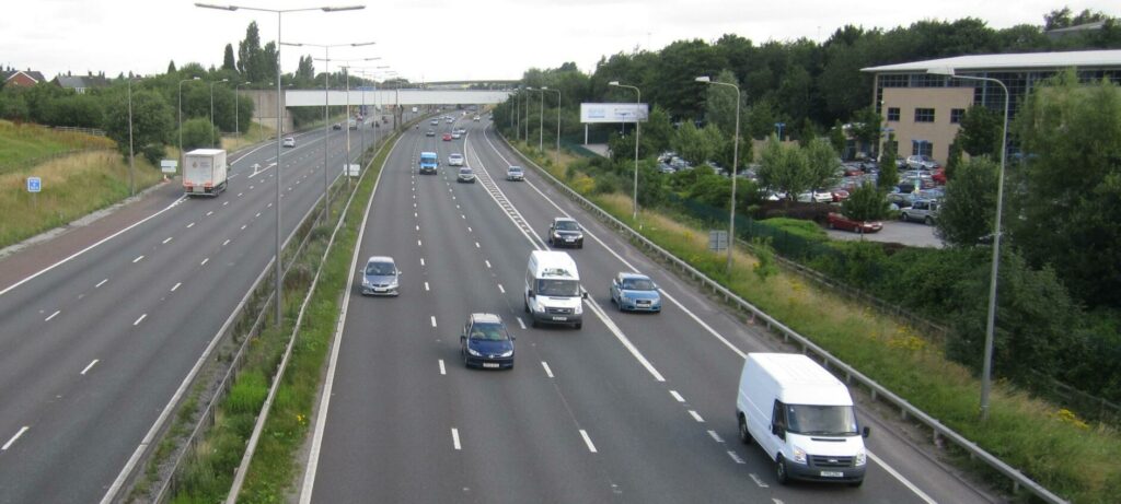 För första gången har en bilist i England bötfällts för att ha legat i mittfilen. Foto: Rept0n1x/Creative Commons/Wikimedia