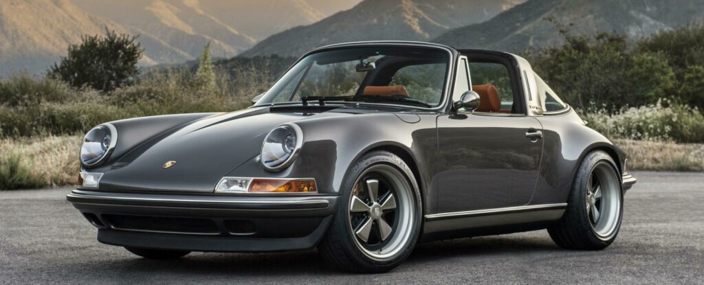 En Porsche 911 TT parkerad i ett parkeringshus. (AI text)