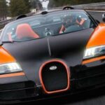 En Bugatti Veyron kör längs en väg. (AI text)