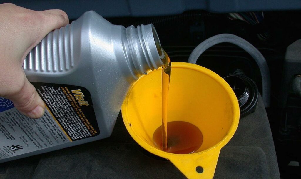 Så här ska du alltså inte behöva göra på en ny bil, anser Consumer Reports. Enligt den nya undersökningen löper bilförarna som kör en BMW med V8 hela 27 gånger högre risk att behöva fylla på olja jämfört med en bilist som kör en genomsnittlig bil. Foto: Dvortygirl/Creative Commons/Wikimedia