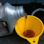 Så här ska du alltså inte behöva göra på en ny bil, anser Consumer Reports. Enligt den nya undersökningen löper bilförarna som kör en BMW med V8 hela 27 gånger högre risk att behöva fylla på olja jämfört med en bilist som kör en genomsnitt