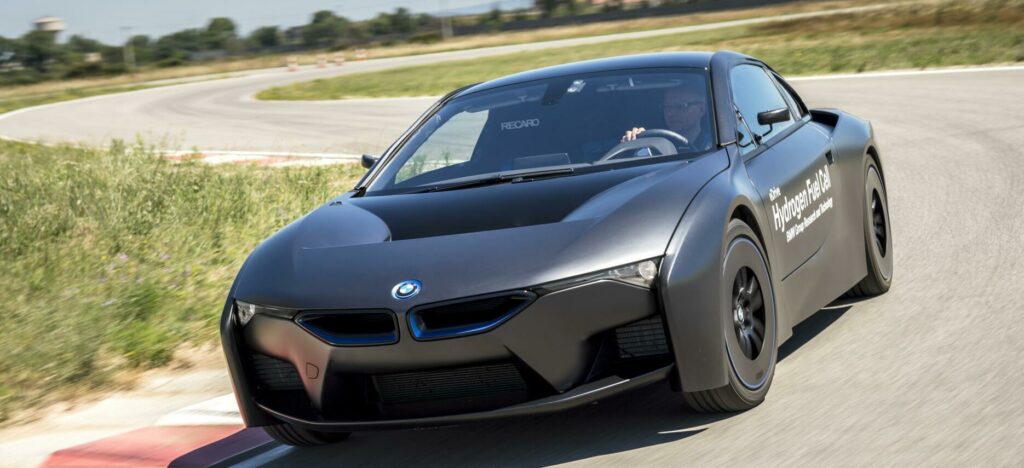 BMW:s nya forskningsbil baseras på i8 men har lägre luftmotstånd, bland annat tack vare integrerade strålkastare och särskilda fälgar. Om den är snygg eller inte överlåter vi åt er läsare att kommentera, men säkert är att många av idéerna dyker upp på BMW:s produktionsbilar framöver.