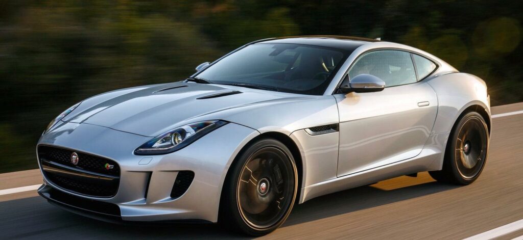 Jaguar har nyligen släppt första modellen med manuell låda på mycket länge, och nu gör också en av cheferna klart att märket inte ska satsa på självkörande bilar. Här är det fortfarande föraren som bestämmer!