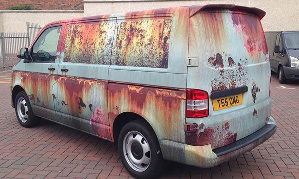 En lastbil med rostat lack på bakdelen. (AI text)