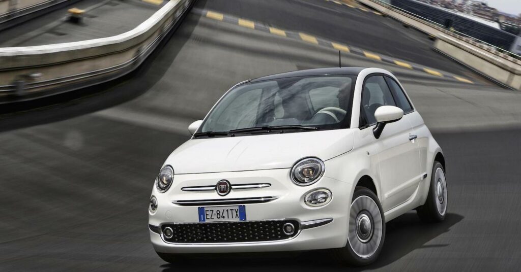 Fiat 500 kan utrustas i extremt många kombinationer där köparen kan bestämma det mesta. "Att gå in till en återförsäljare är som att gå in i ett lyxigt modehus", skriver Fiat. Den här bilden är tagen i den nedlagda Lingottofabriken som har en testbana på taket.