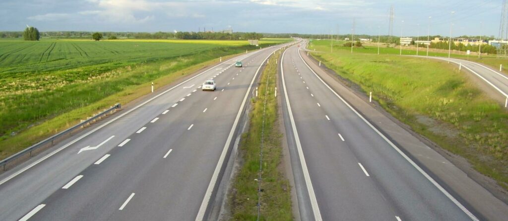 Nya motorvägar är byggda för betydligt högre hastighet än vad som är tillåtet idag, skriver en trafikprofessor på ett amerikanskt universitet. Foto: Lavas/Creative Commons/Wikimedia