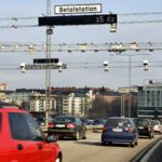 En bil kör nedför en motorväg i Stockholm, Sverige. (AI text)