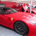 En Ferrari F12tdf på evenemanget (AI text)