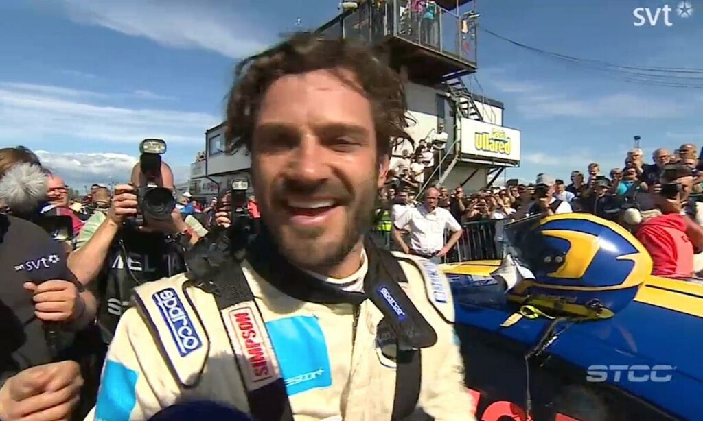 en racer firar segern efter rallyt (AI text)