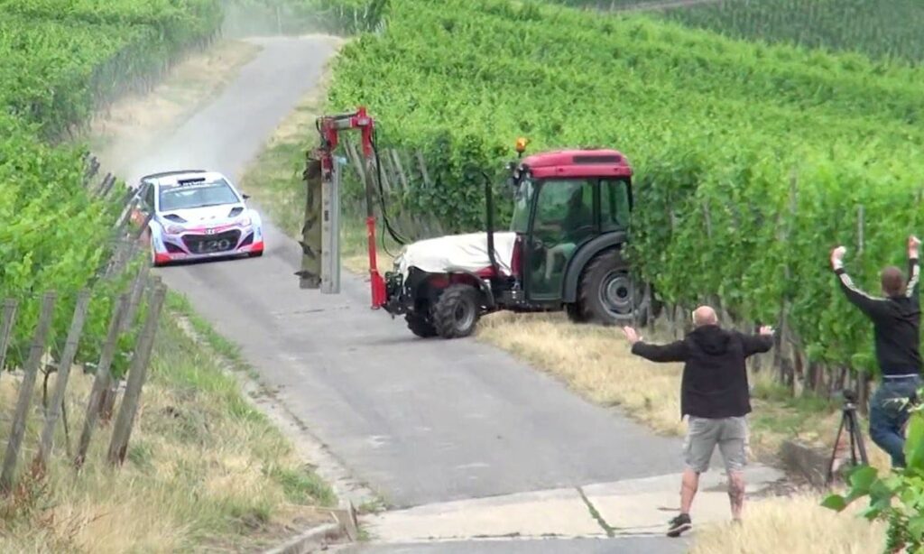 En rallybil kör nedför en väg. (AI text)