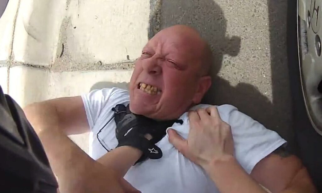 En polis gripar in och misshandlar en man. (AI text)