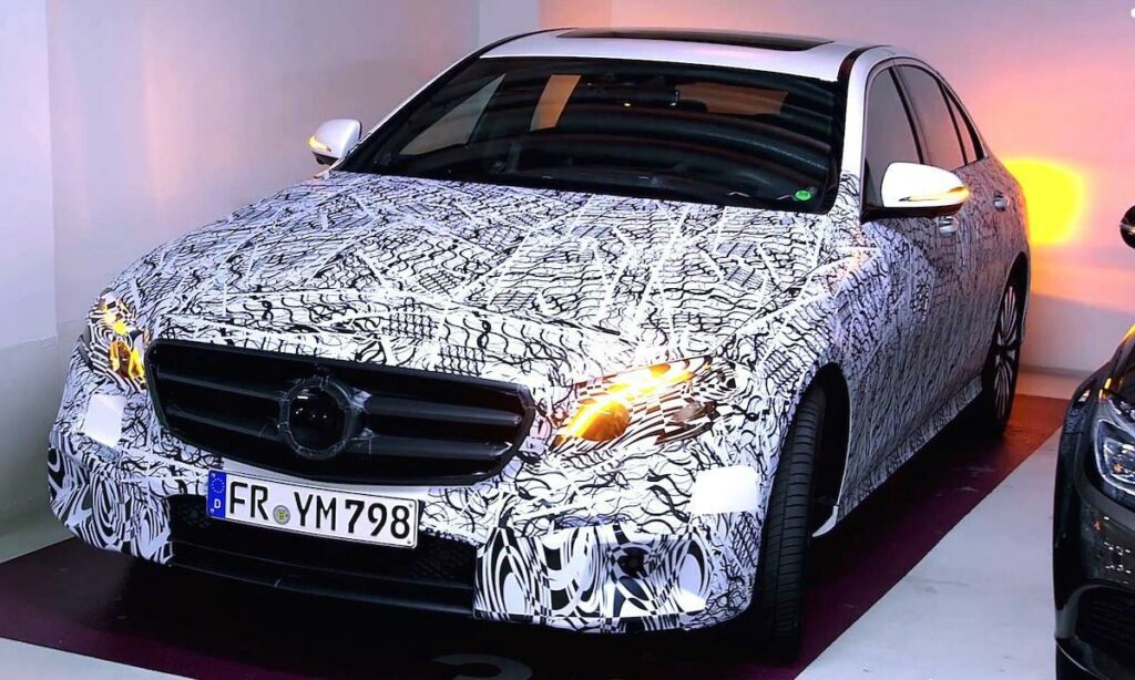 Mercedes-Benz E-klass upptäcktes i Mercedes-Benzs showroom. (AI text)