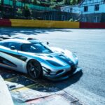 En Koenigsegg K1 GT-racebil kör nedför en bana. (AI text)