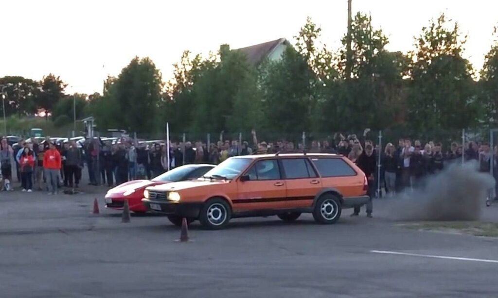 En person kör en bil. (AI text)