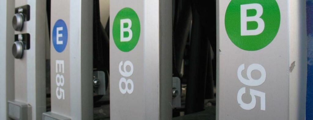 Allt pekar mot att bränslepriserna pressas ned, men det kan dröja ett halvt år innan effekten av Irans oljeexport syns.