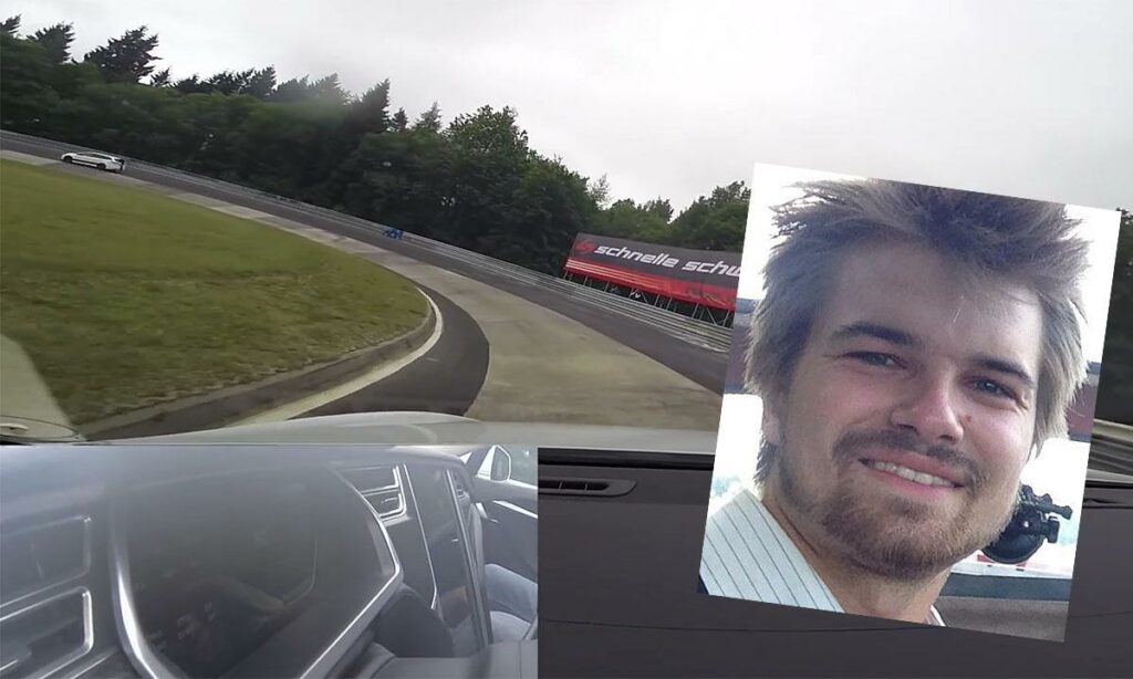 En man kör en bil med en kamera i bakset. (AI text)