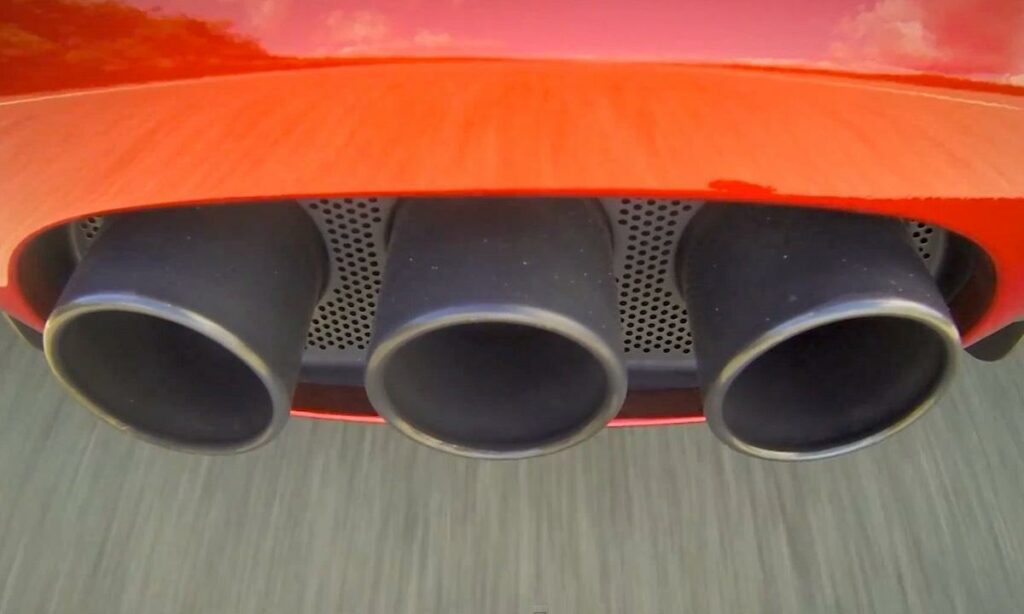 En röd sportbil med svart utluft. (AI text)