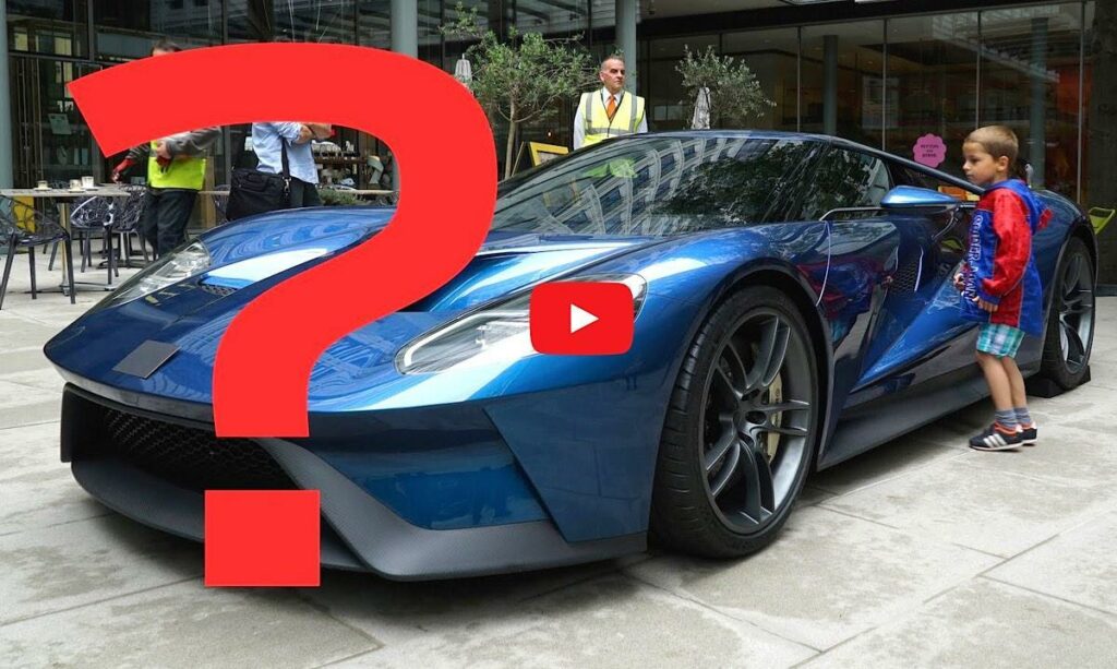 En man och ett barn står bredvid en blå sportbil. (AI text)