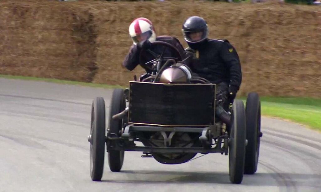 En man kör en vintagebil. (AI text)