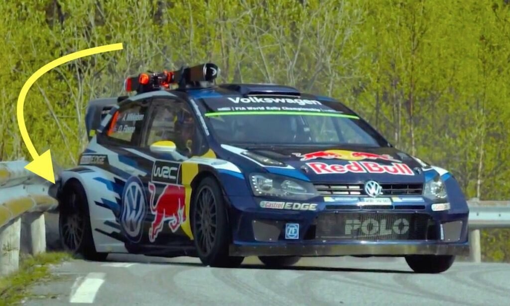 En rallybil kör nedför en väg. (AI text)