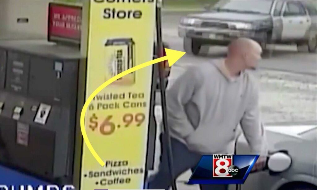 En man ses stå bredvid en bensinpump. (AI text)