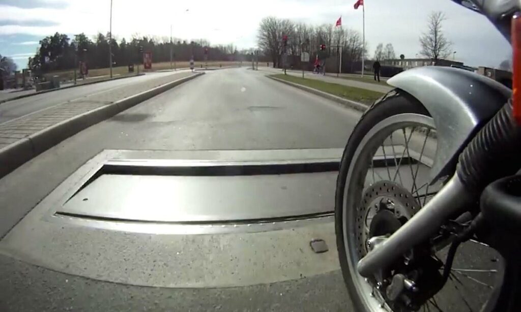 En motorcykel står parkerad vid gatan. (AI text)