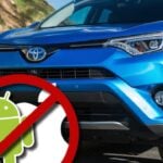 En blå Toyota RAV4 med ett äppellogotyp på den. (AI text)
