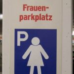 En parkeringskoll i en garage. (AI text)