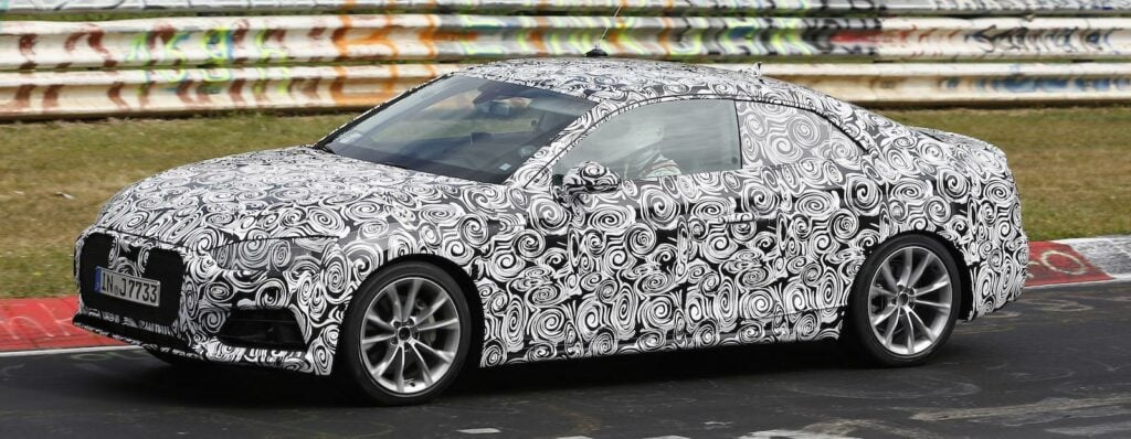 Nya Audi A5 blir både längre och bredare. Tillsammans med den nya plattformen, som går under namnet MLB Evo, ska det ge bättre innerutrymmen. Audi A5 Coupé blir först ut och den följs senare av en cabrioletmodell och en fyradörrars Sportbackversion.