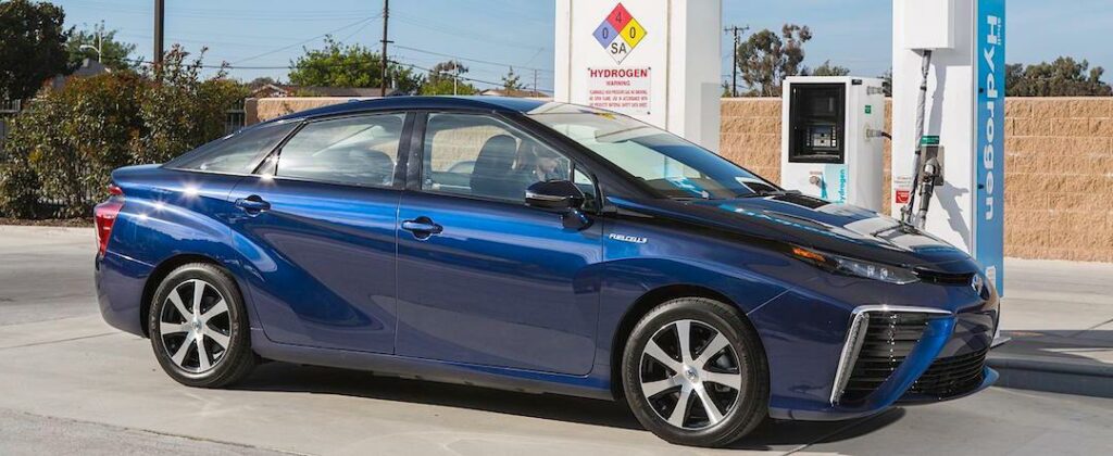 Utan tankställen blir det svårt att sälja vätgasbilar, och utan vätgasbilar blir det svårt – ja, ni förstår!