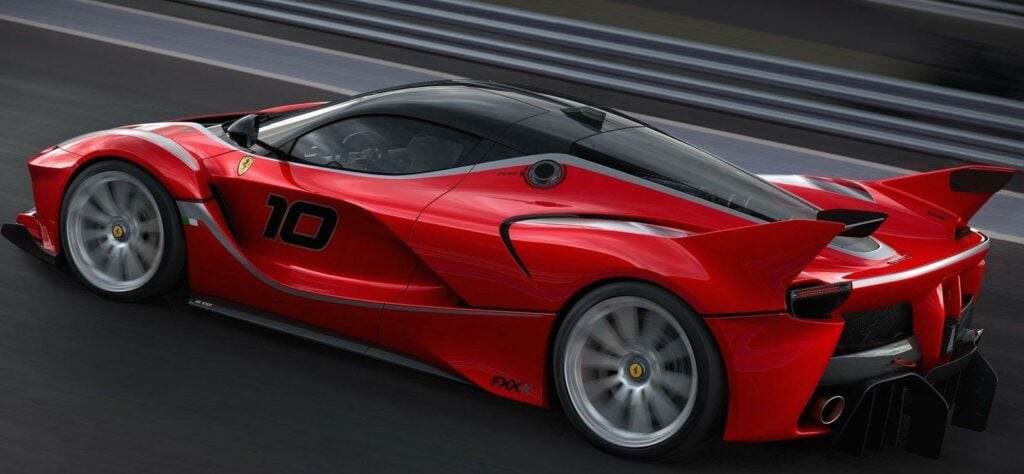 Ferrari F12tdf är en supersportbil som är en hybriddesign. (AI text)