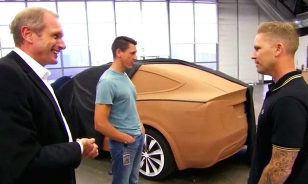 En man och en kvinna pratar om en bil. (AI text)