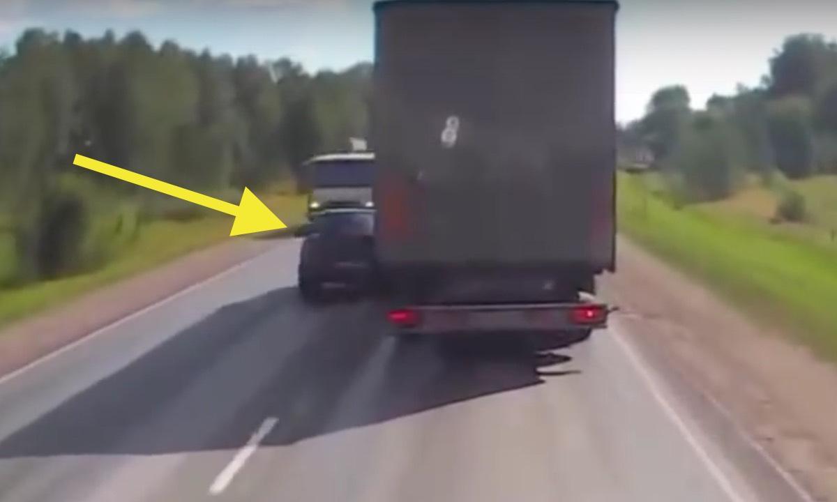 En lastbil kör ner vägen. (AI text)