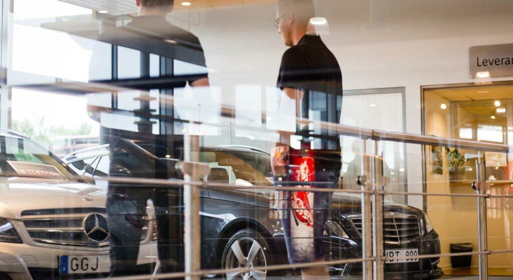 Skatteverket kraftsamlar nu mot de fuskande bilhandlarna som struntar i att betala moms. "Det är pengar som bara försvinner och som gör det svårare för seriösa handlare att konkurrera. Vi får naturligtvis inte tag på alla skumraskföretag. Vi kommer ju in sent, när de redan har börjat handla", säger Mats Berntsson på Skatteverket.