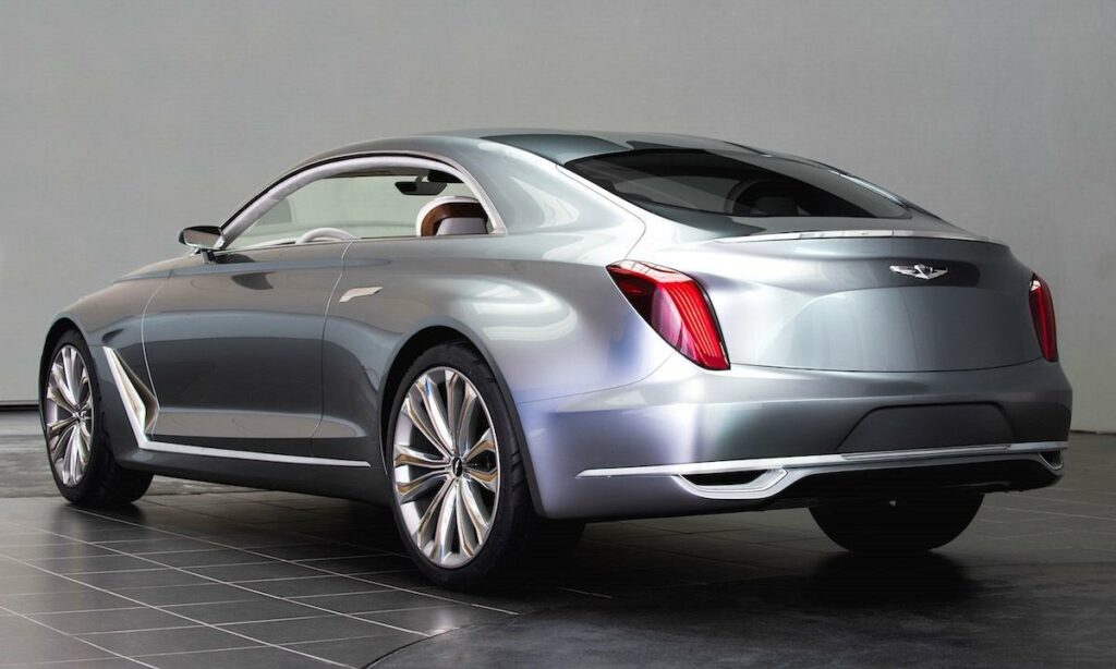 En silverkupé i en rum. (AI text)