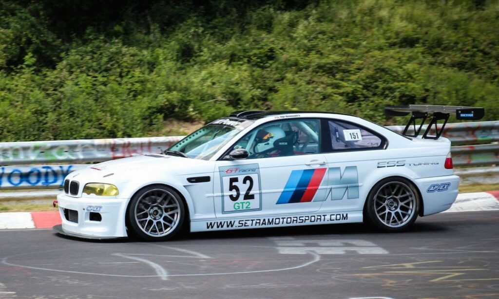 BMW M3 GT på racerbana (AI text)