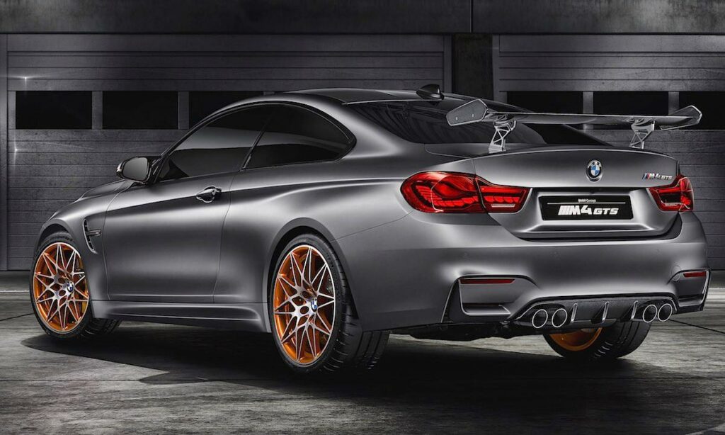BMW M4 coupé i en garage. (AI text)