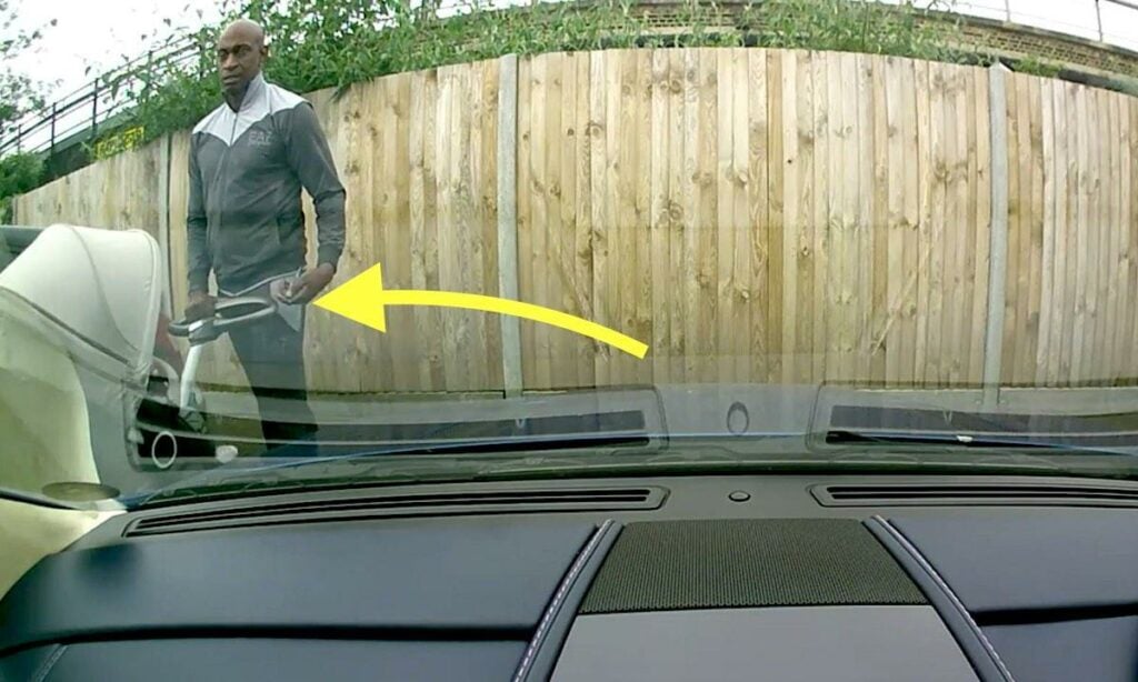 En man står framför en bil. (AI text)