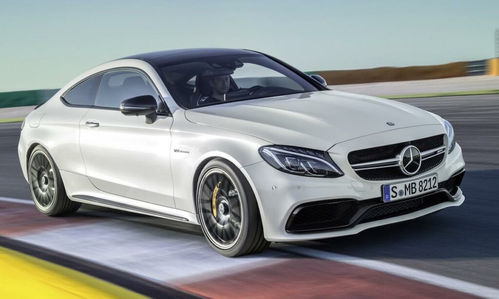 Mercedes C-kupé körs på en racerbana. (AI text)