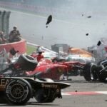 Under Formel 1-stafetten i Hongkong kraschar en racerbil in i en annan bil. (AI text)