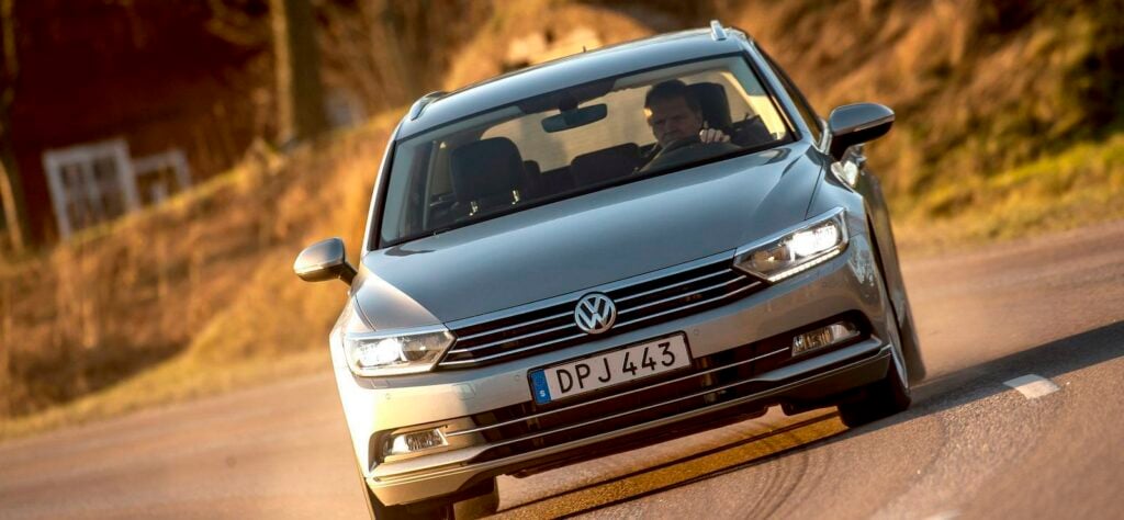 En Volkswagen Passat kör nedför en väg. (AI text)