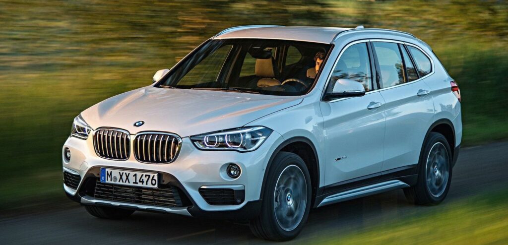 BMW X1 kör längs en landsväg (AI text)