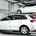 En bil repareras i ett garage. (AI text)