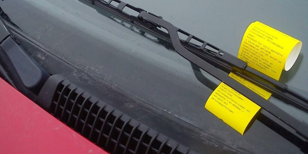 En bil med ett gult skyltband på förarätten. (AI text)