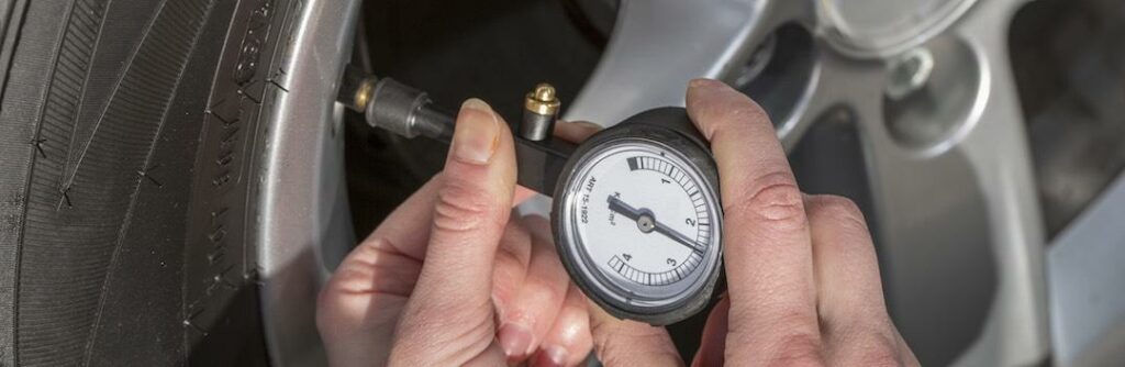 Att ha rätt däcktryck är det mest "lönsamma" bilägaren kan göra, för lågt tryck kan halvera däckens livslängd.